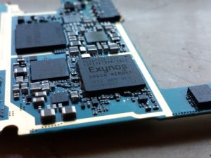 Появилась новая инсайдерская информация о том, что Samsung Galaxy S27 Ultra будет доступен только с чипсетом Qualcomm.